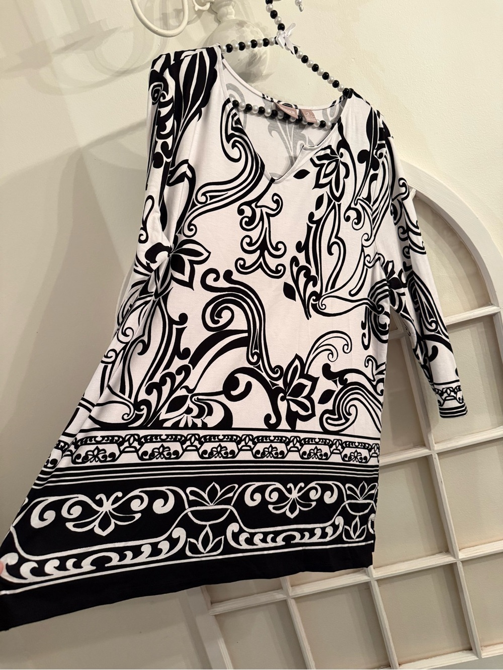 Chico’s Tunic Top V-Neck 3/4 Sleeve Bohemian Black & White Scroll Border Blouse - Picture 2 of 10